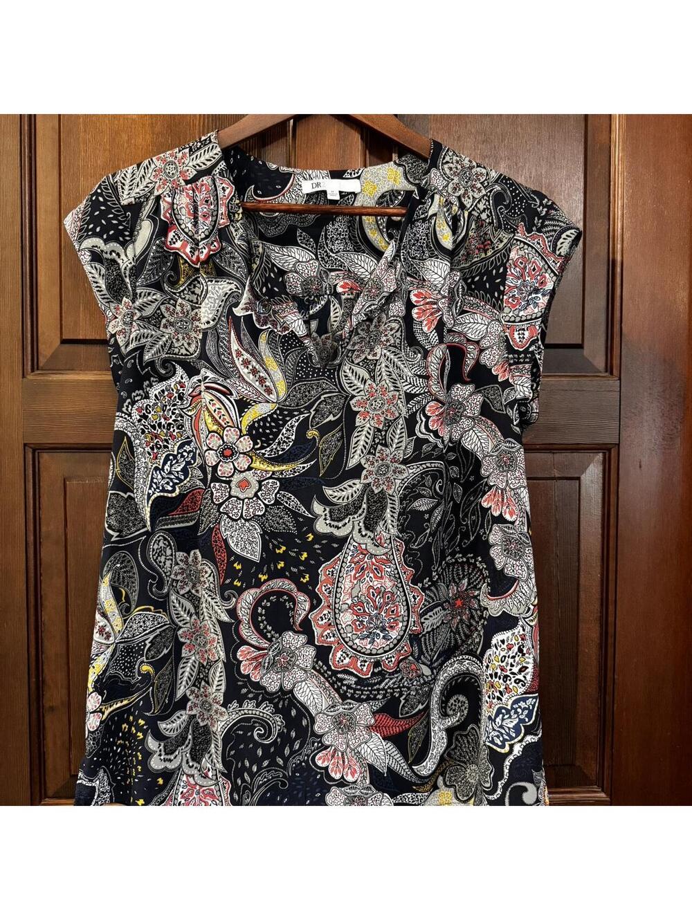 DR2 Women's Medium Black Paisley Floral Print top